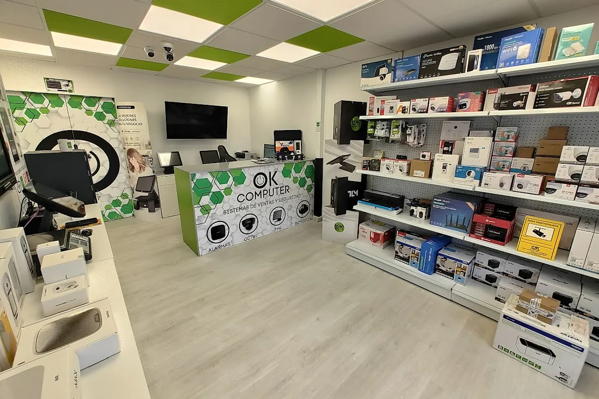 Estanterías de la tienda con cámaras, routers, alarmas y accesorios de videovigilancia