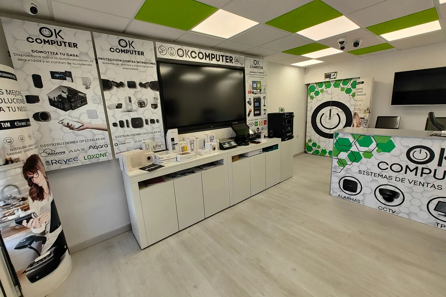 Zona de exposición de la tienda con paneles de domótica, alarmas y TPV y pantalla de demostración